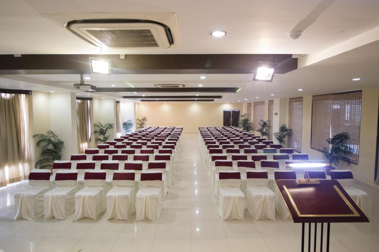 Grand Sarovar Portico, Latur Lātūr Exterior foto