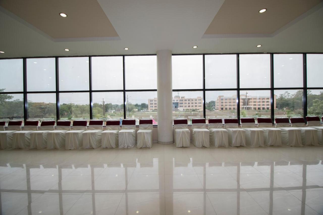 Grand Sarovar Portico, Latur Lātūr Exterior foto