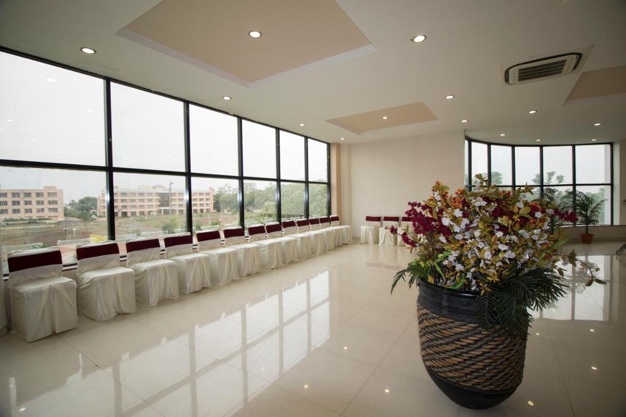 Grand Sarovar Portico, Latur Lātūr Exterior foto