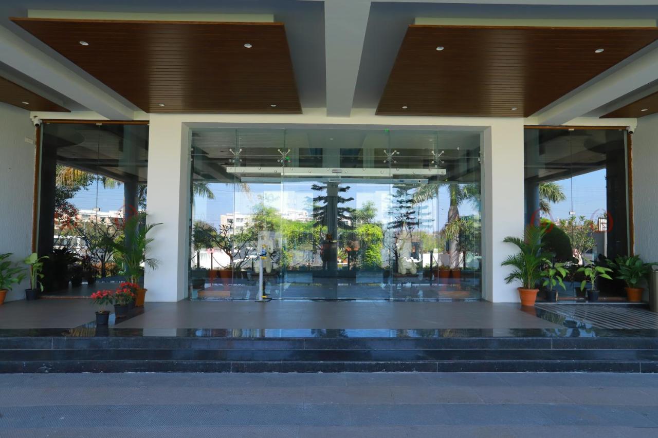 Grand Sarovar Portico, Latur Lātūr Exterior foto